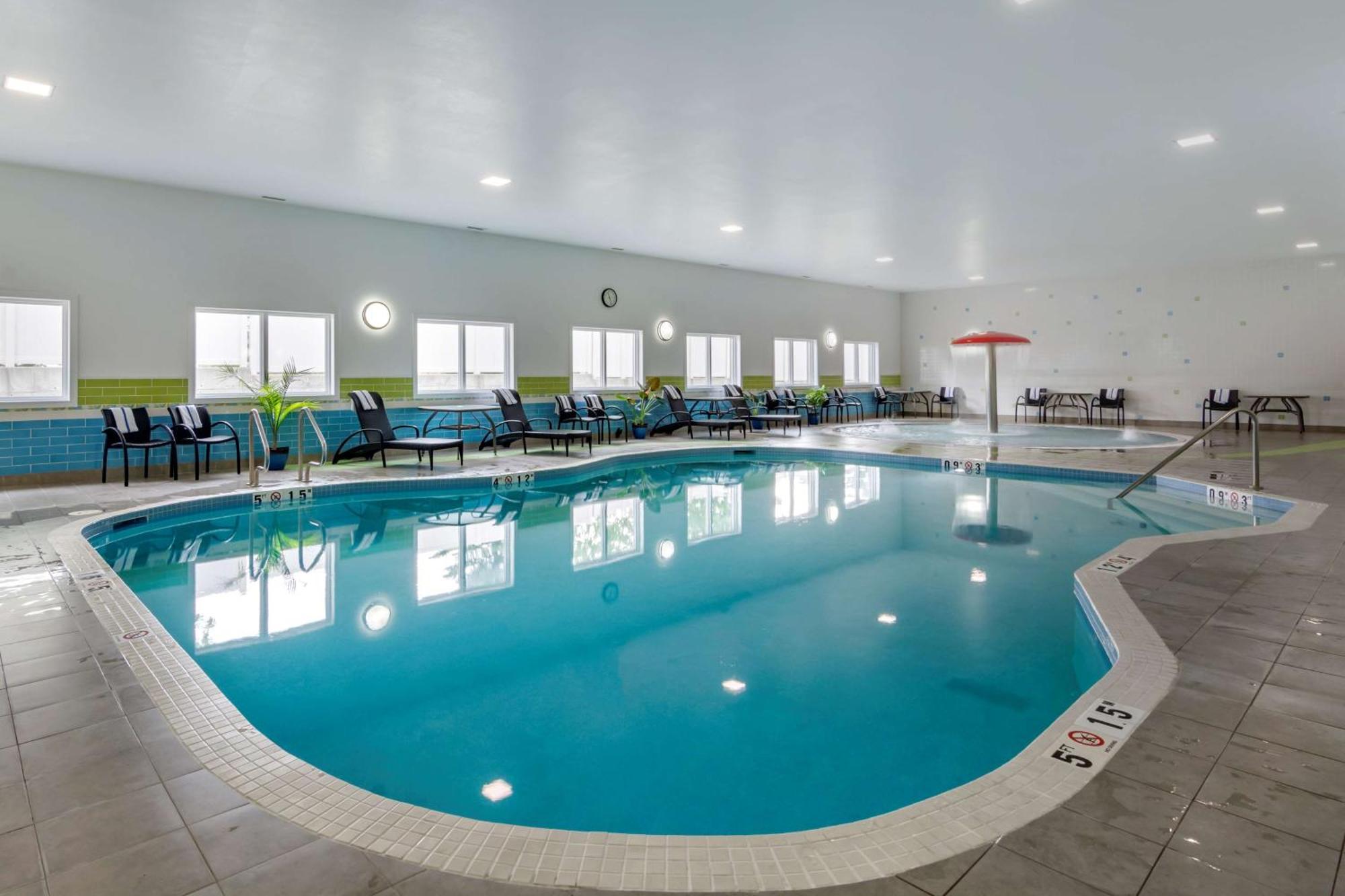 Hampton Inn & Suites Edmonton/West Exterior photo
