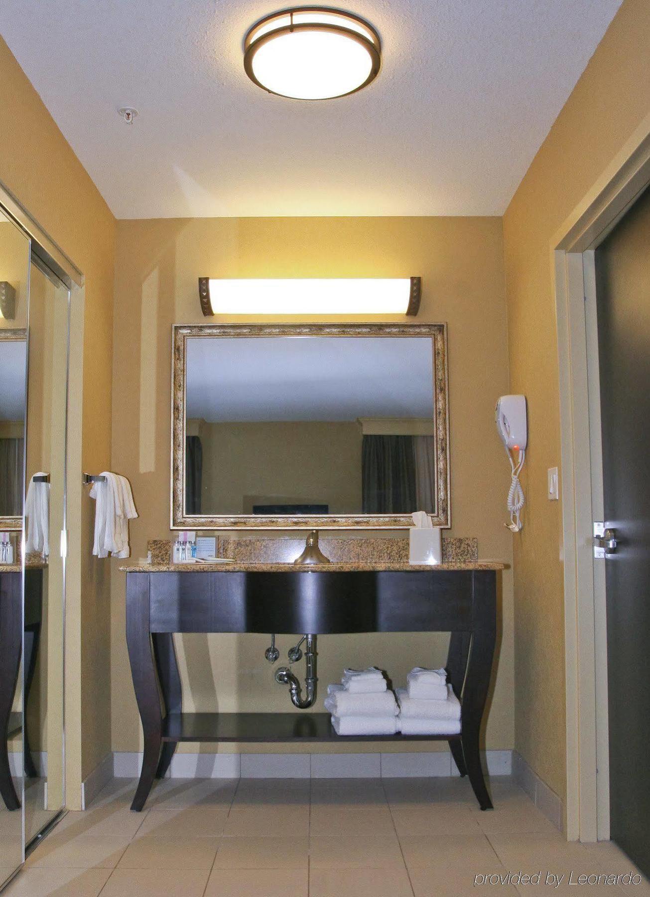 Hampton Inn & Suites Edmonton/West Room photo