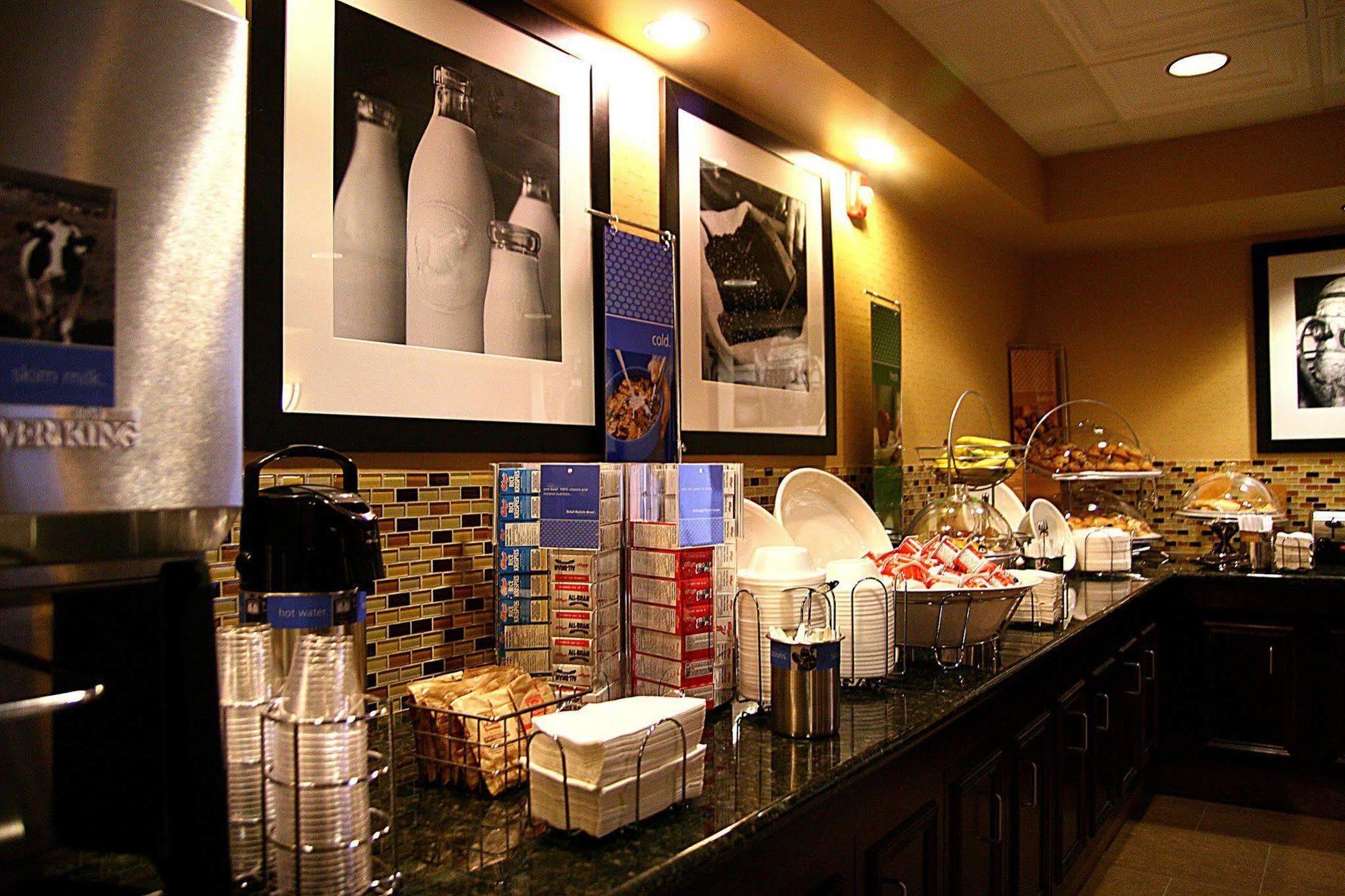 Hampton Inn & Suites Edmonton/West Restaurant photo