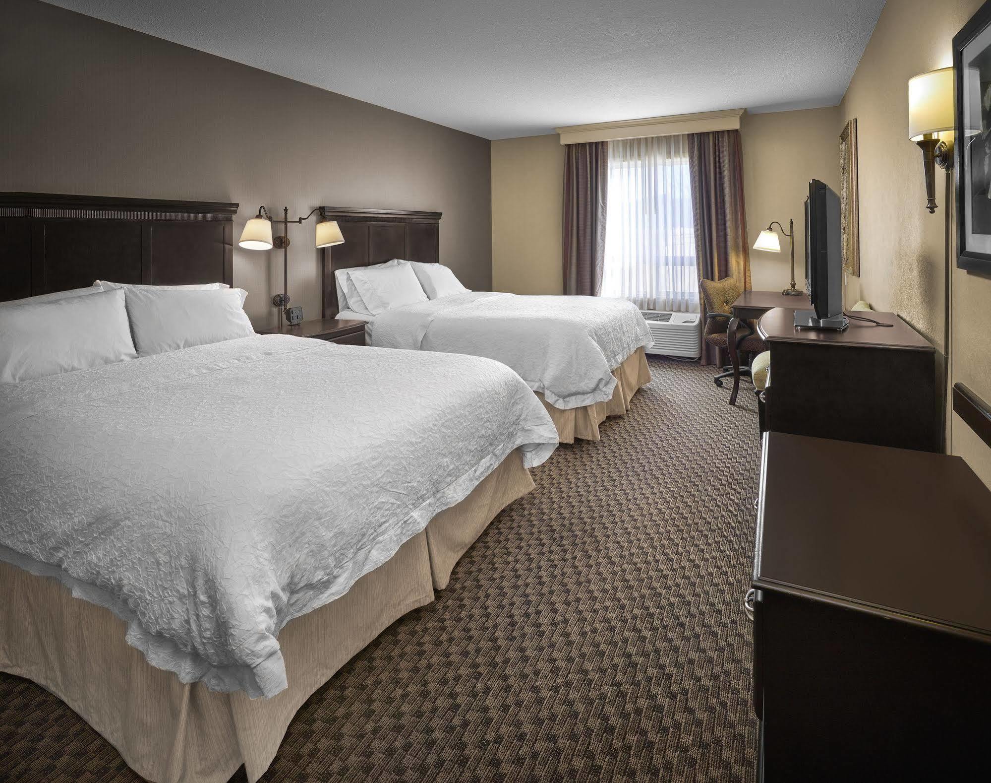 Hampton Inn & Suites Edmonton/West Exterior photo