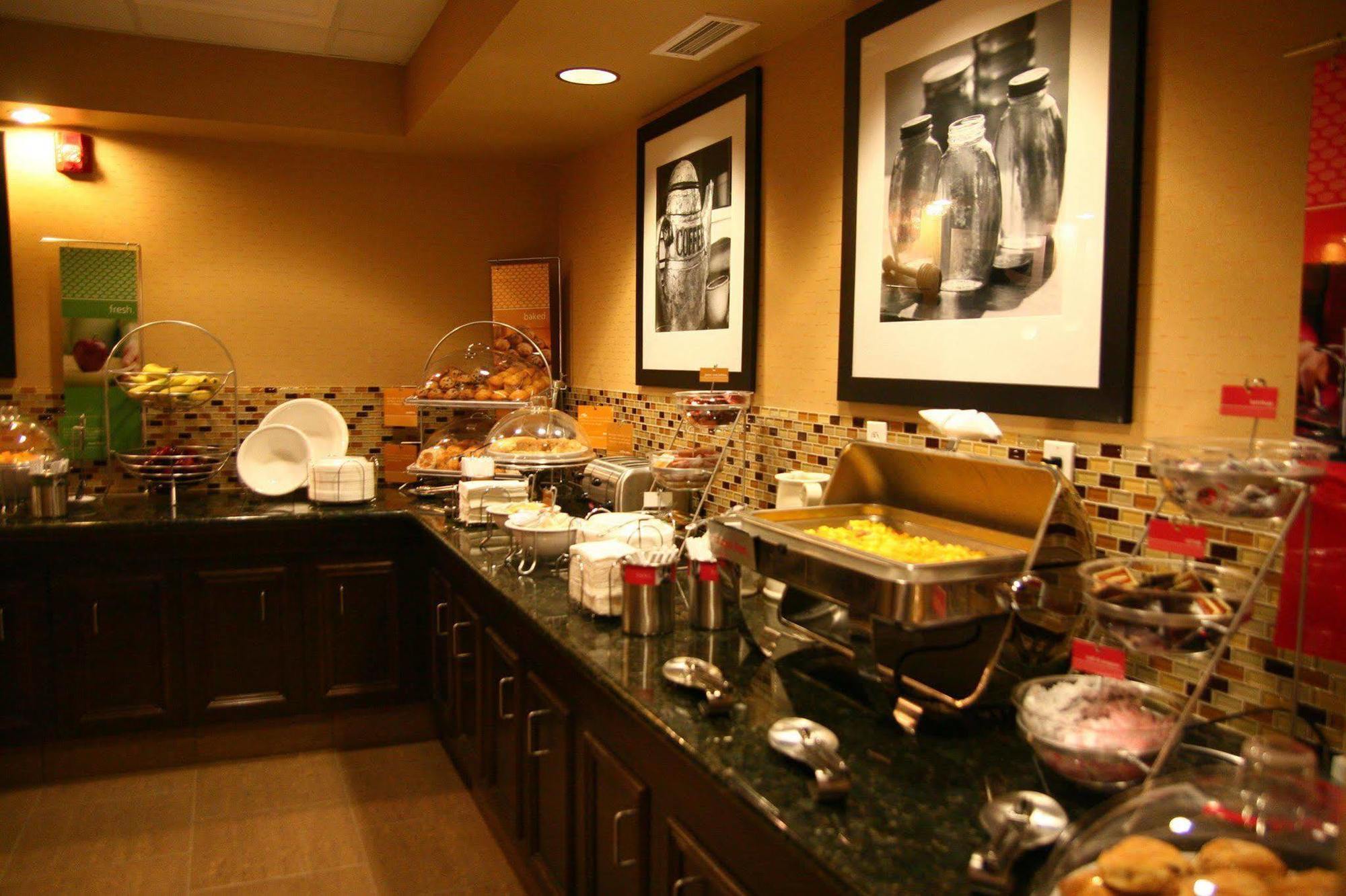 Hampton Inn & Suites Edmonton/West Restaurant photo